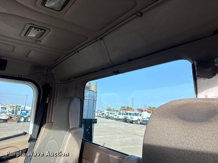 image for item EG1897 2006 International 9200i semi truck