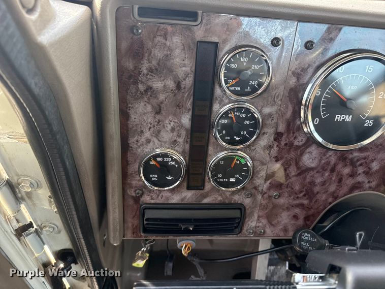 image for item EG1897 2006 International 9200i semi truck