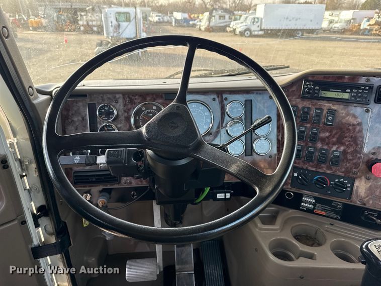 image for item EG1897 2006 International 9200i semi truck