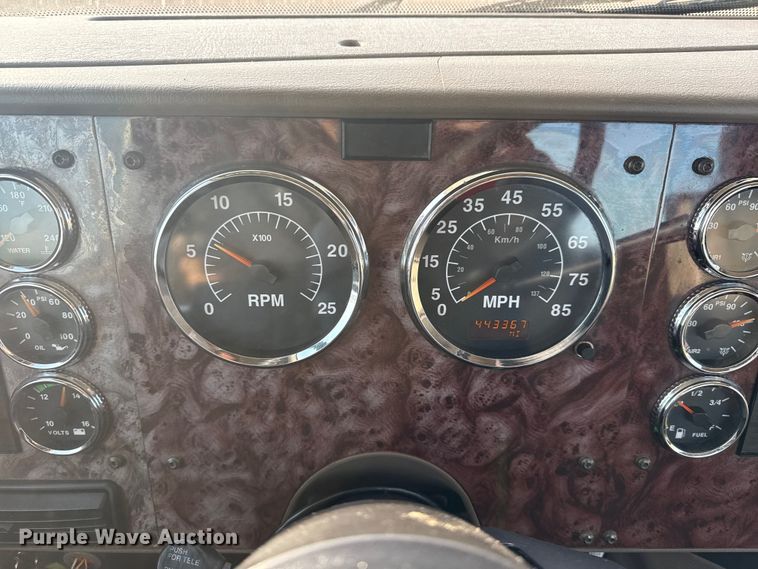 image for item EG1897 2006 International 9200i semi truck