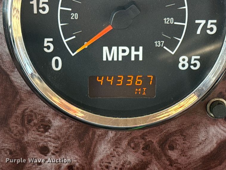 image for item EG1897 2006 International 9200i semi truck