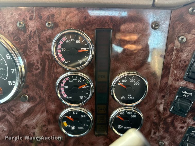 image for item EG1897 2006 International 9200i semi truck