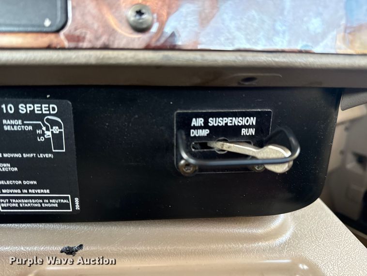 image for item EG1897 2006 International 9200i semi truck