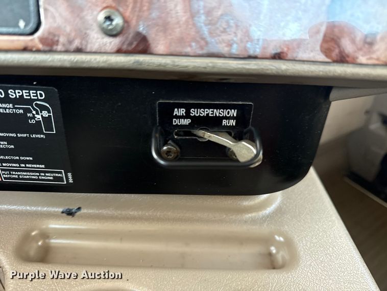 image for item EG1897 2006 International 9200i semi truck