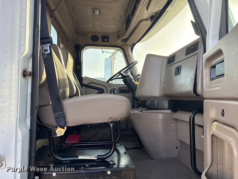 image for item EG1897 2006 International 9200i semi truck