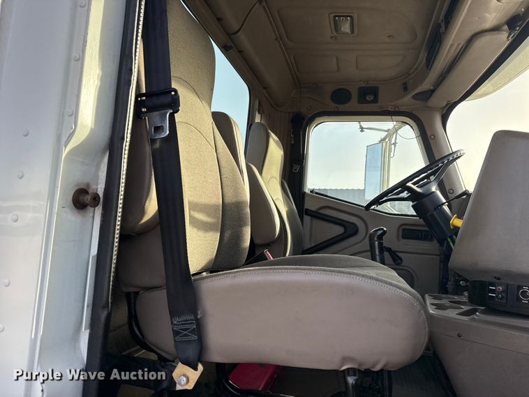 image for item EG1897 2006 International 9200i semi truck