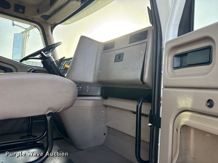 image for item EG1897 2006 International 9200i semi truck