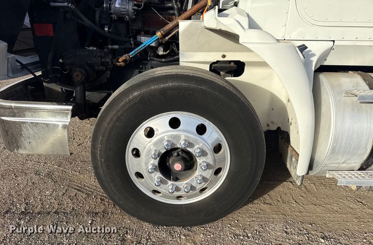 image for item EG1897 2006 International 9200i semi truck
