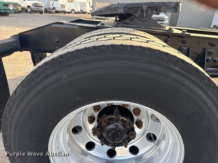 image for item EG1897 2006 International 9200i semi truck