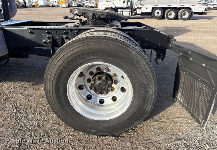 image for item EG1897 2006 International 9200i semi truck