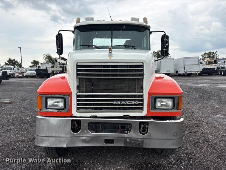 image for item EG9128 2013 Mack Pinnacle semi truck