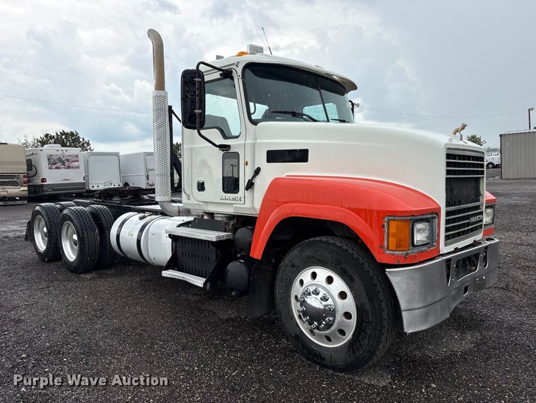 image for item EG9128 2013 Mack Pinnacle semi truck