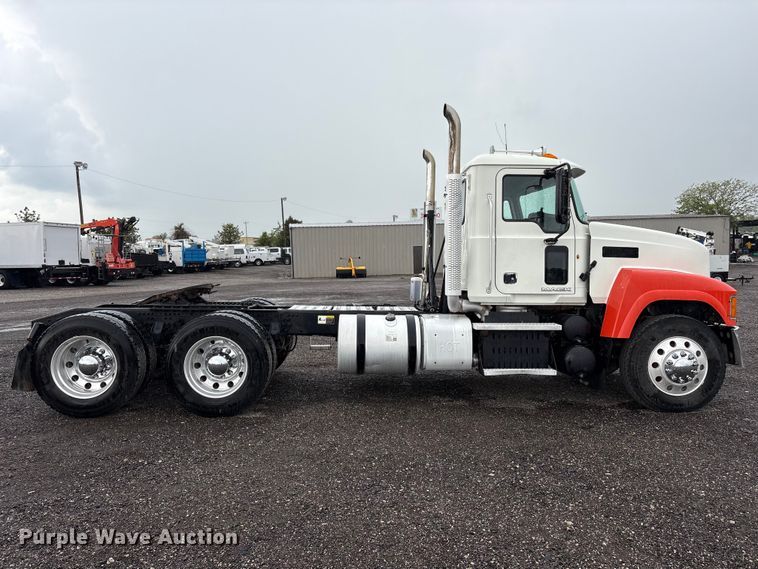 image for item EG9128 2013 Mack Pinnacle semi truck