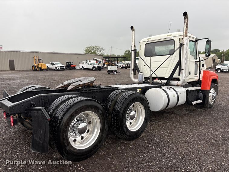 image for item EG9128 2013 Mack Pinnacle semi truck
