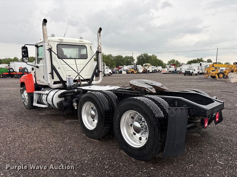 image for item EG9128 2013 Mack Pinnacle semi truck