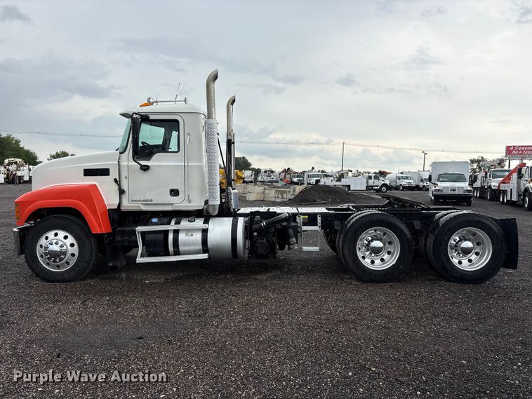 image for item EG9128 2013 Mack Pinnacle semi truck