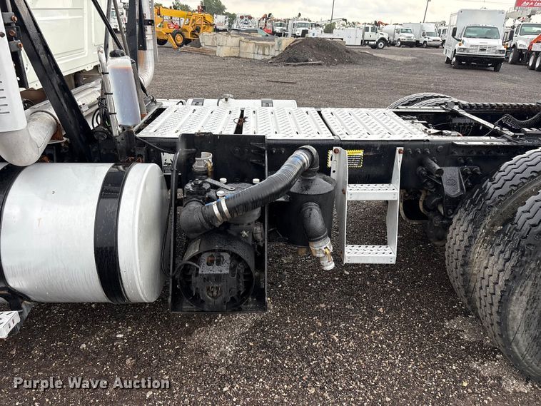 image for item EG9128 2013 Mack Pinnacle semi truck