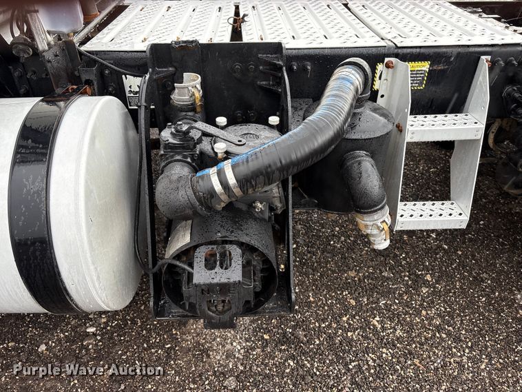 image for item EG9128 2013 Mack Pinnacle semi truck