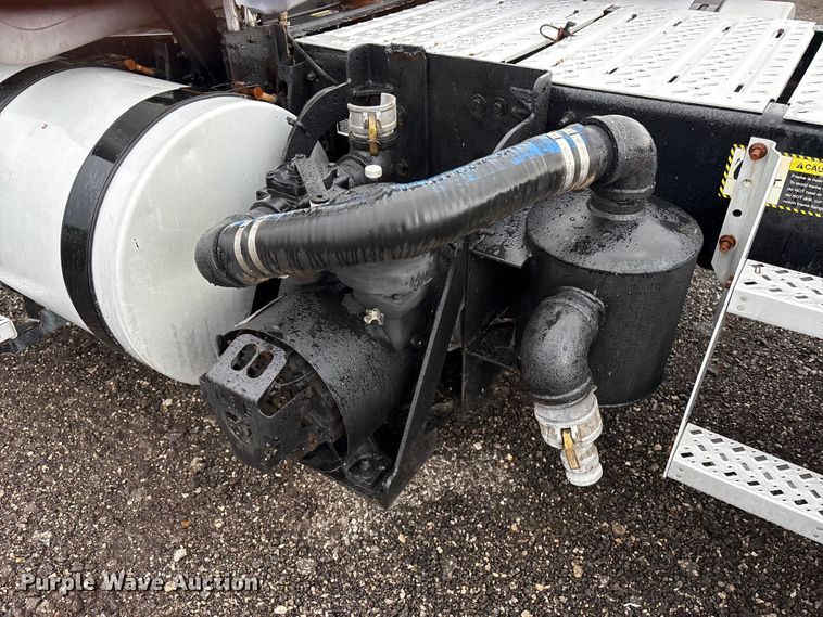 image for item EG9128 2013 Mack Pinnacle semi truck