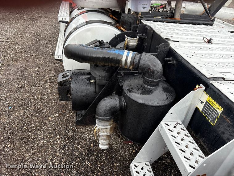 image for item EG9128 2013 Mack Pinnacle semi truck
