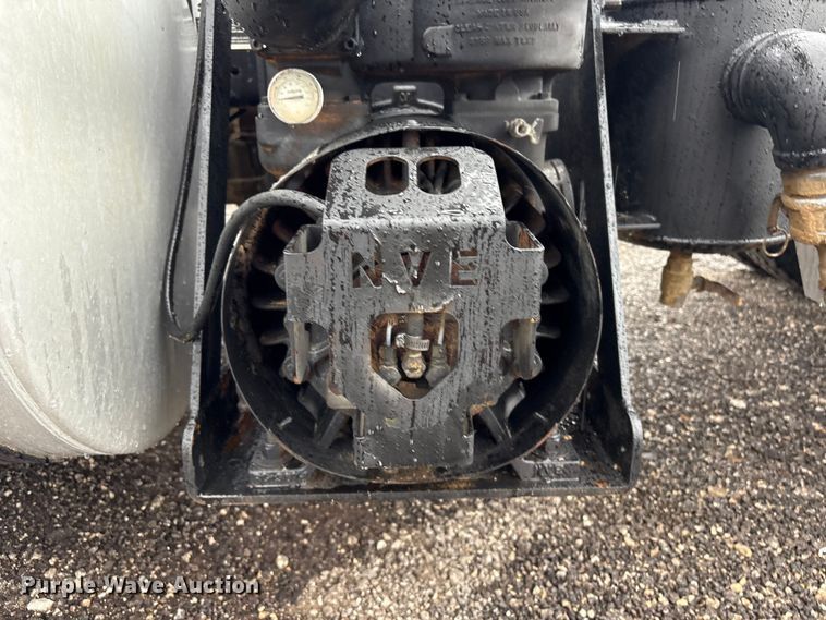 image for item EG9128 2013 Mack Pinnacle semi truck