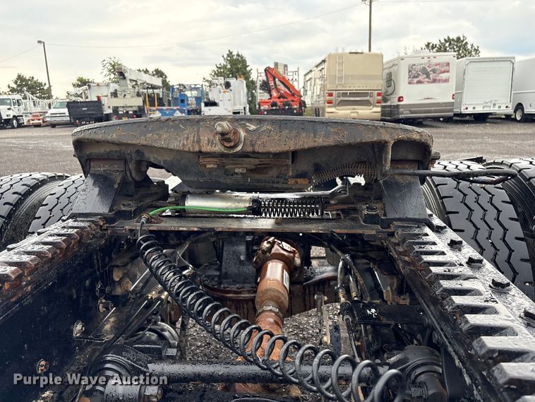 image for item EG9128 2013 Mack Pinnacle semi truck