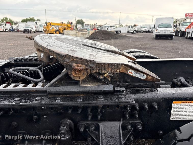 image for item EG9128 2013 Mack Pinnacle semi truck