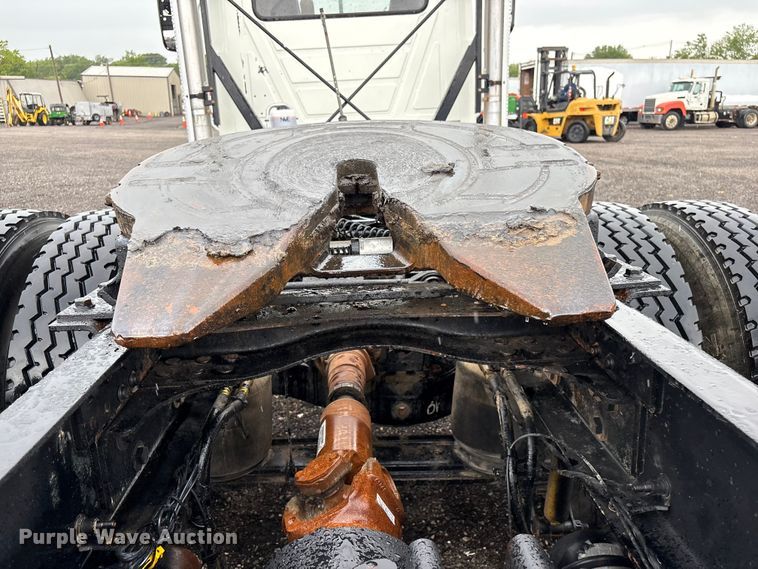 image for item EG9128 2013 Mack Pinnacle semi truck