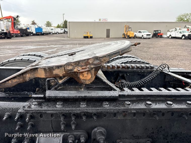 image for item EG9128 2013 Mack Pinnacle semi truck