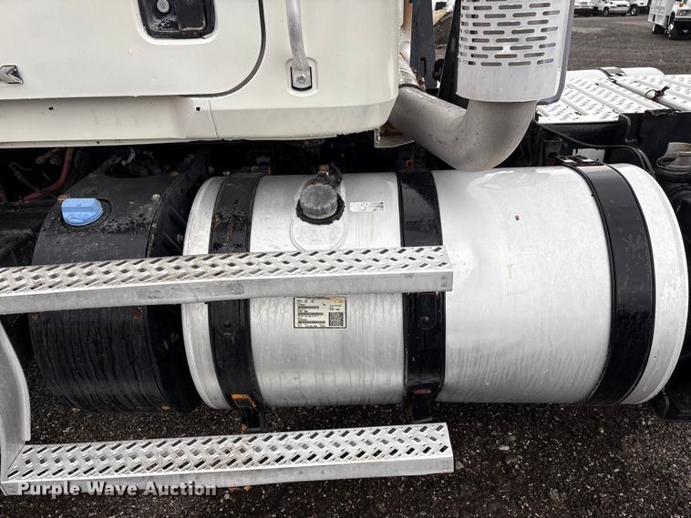 image for item EG9128 2013 Mack Pinnacle semi truck