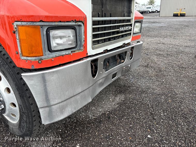 image for item EG9128 2013 Mack Pinnacle semi truck