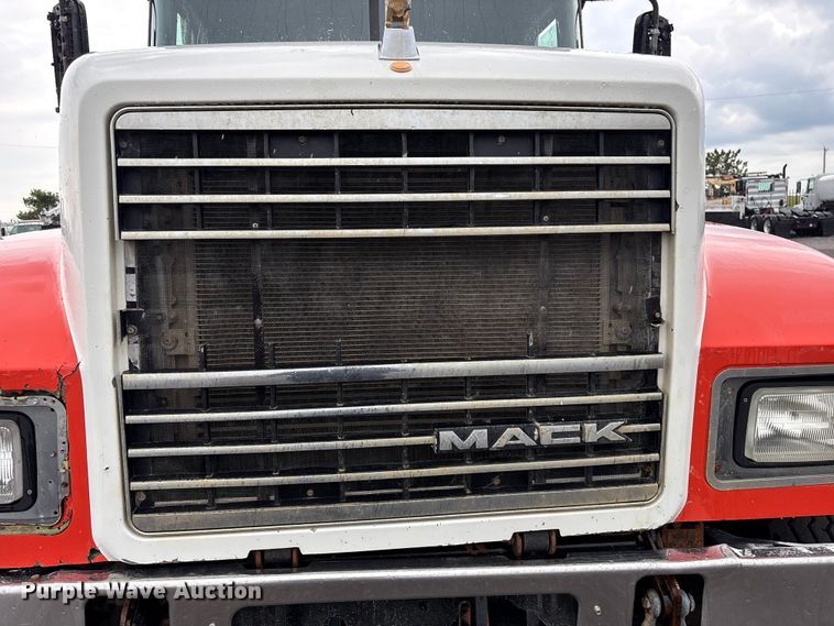 image for item EG9128 2013 Mack Pinnacle semi truck
