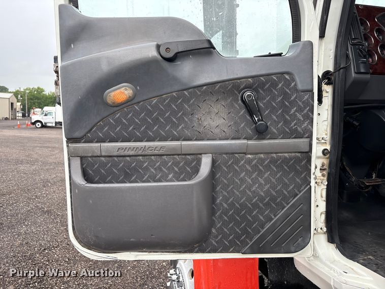 image for item EG9128 2013 Mack Pinnacle semi truck