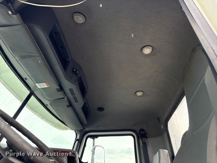 image for item EG9128 2013 Mack Pinnacle semi truck