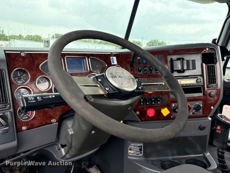 image for item EG9128 2013 Mack Pinnacle semi truck
