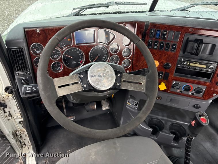 image for item EG9128 2013 Mack Pinnacle semi truck
