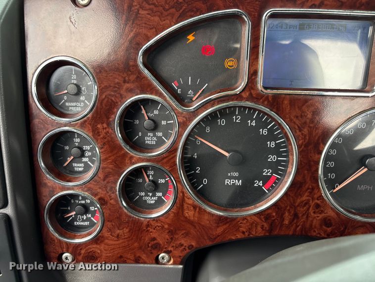 image for item EG9128 2013 Mack Pinnacle semi truck