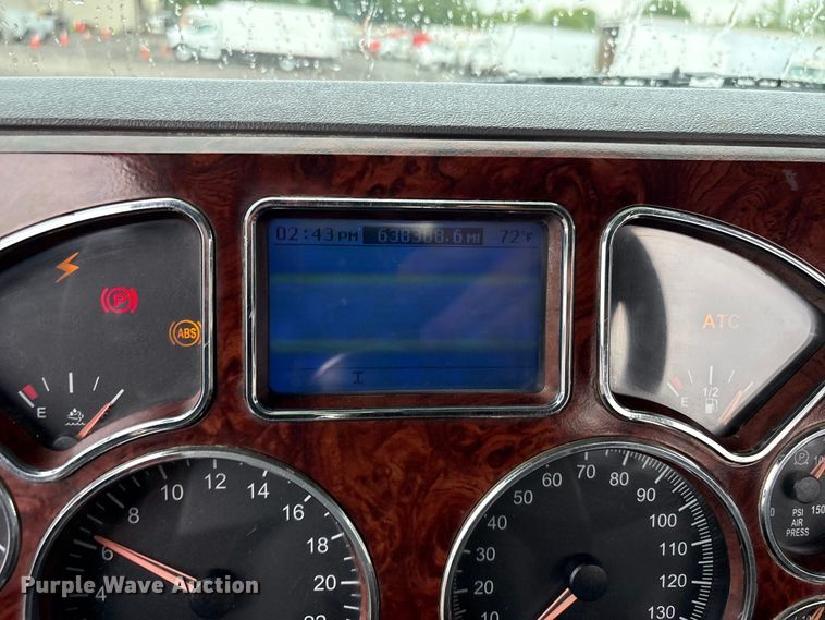 image for item EG9128 2013 Mack Pinnacle semi truck