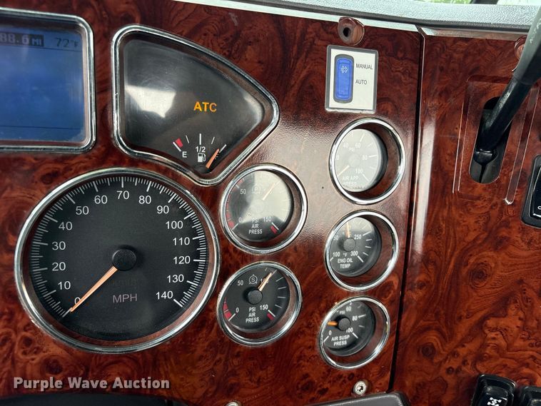 image for item EG9128 2013 Mack Pinnacle semi truck
