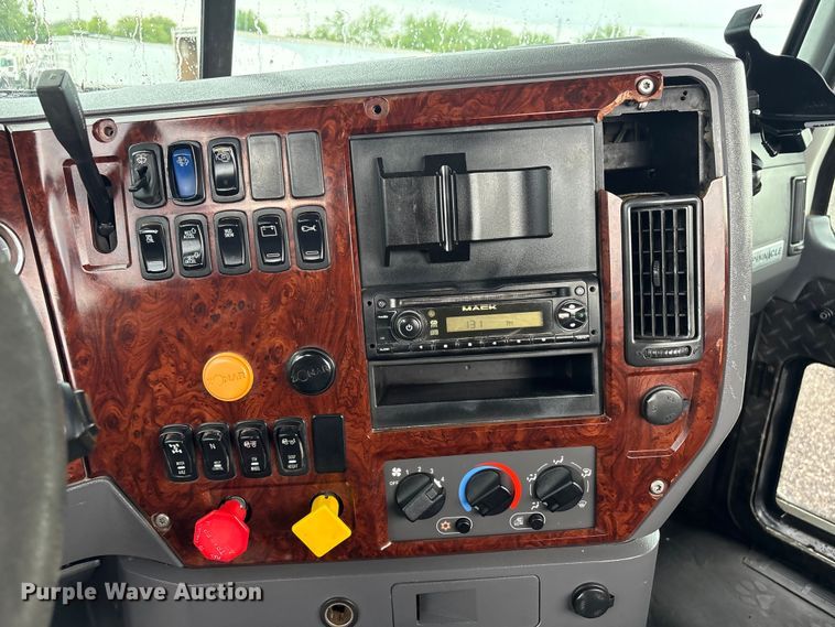 image for item EG9128 2013 Mack Pinnacle semi truck