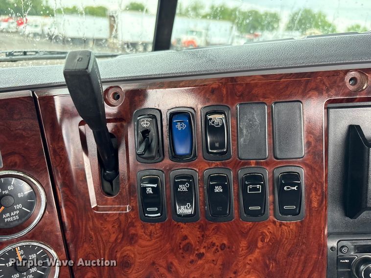 image for item EG9128 2013 Mack Pinnacle semi truck