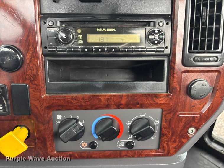 image for item EG9128 2013 Mack Pinnacle semi truck