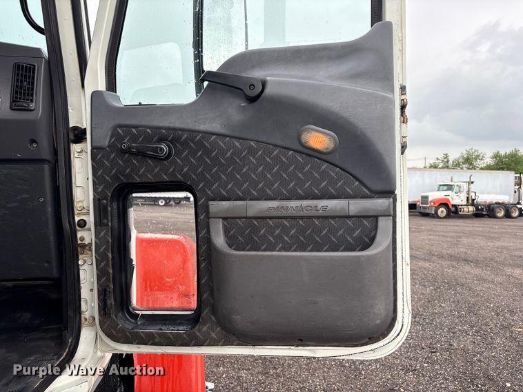 image for item EG9128 2013 Mack Pinnacle semi truck