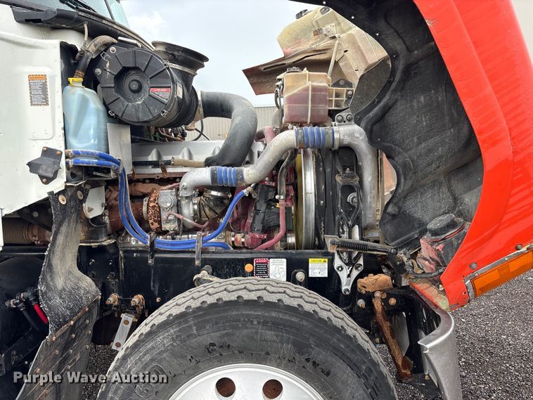 image for item EG9128 2013 Mack Pinnacle semi truck