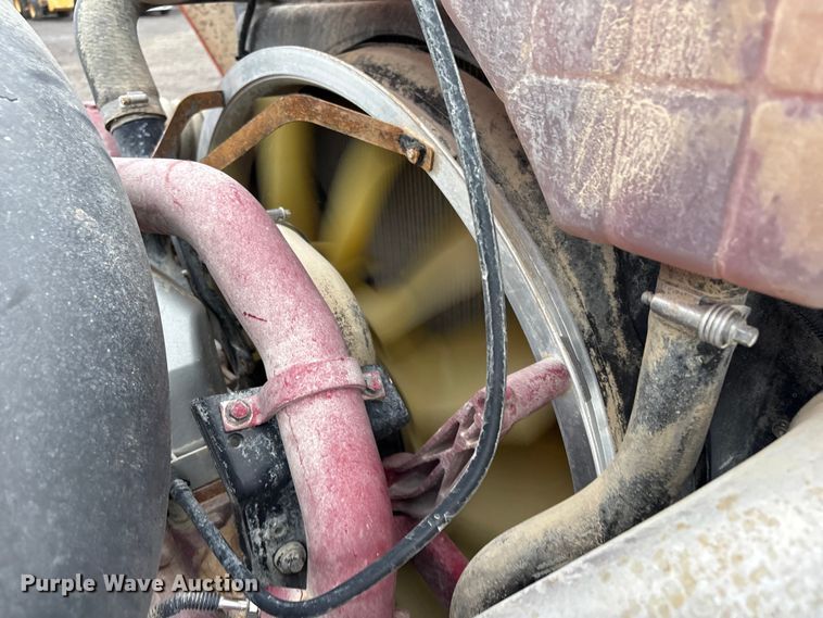image for item EG9128 2013 Mack Pinnacle semi truck