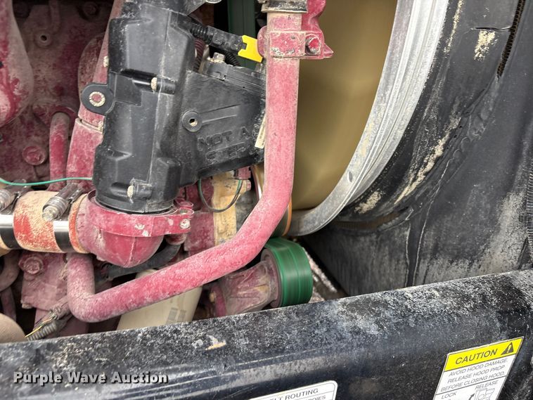 image for item EG9128 2013 Mack Pinnacle semi truck