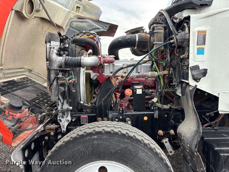 image for item EG9128 2013 Mack Pinnacle semi truck
