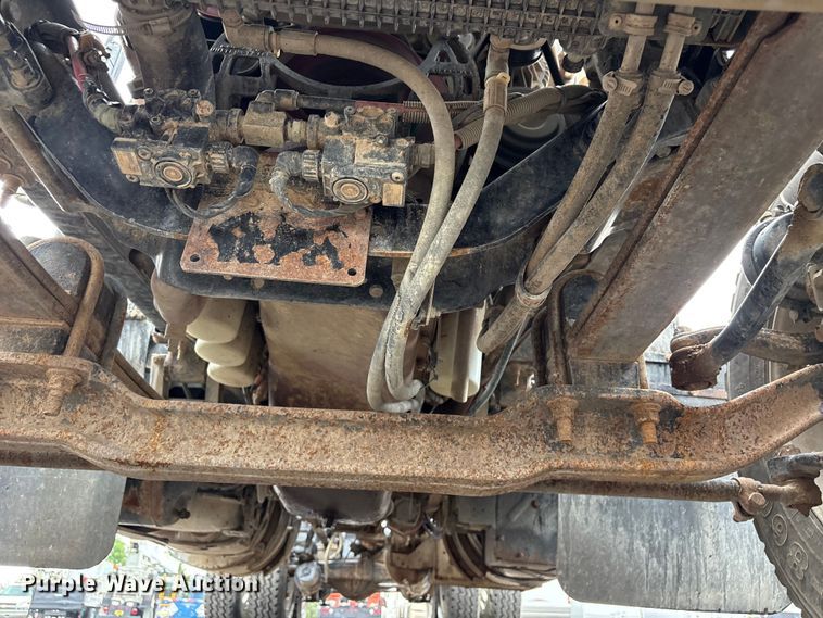 image for item EG9128 2013 Mack Pinnacle semi truck
