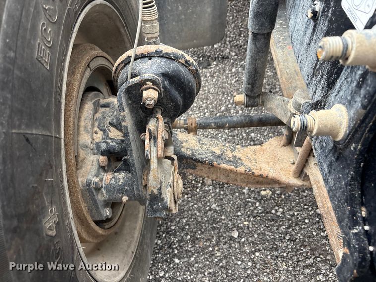 image for item EG9128 2013 Mack Pinnacle semi truck