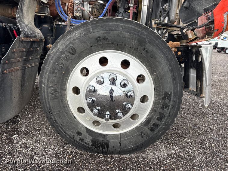 image for item EG9128 2013 Mack Pinnacle semi truck